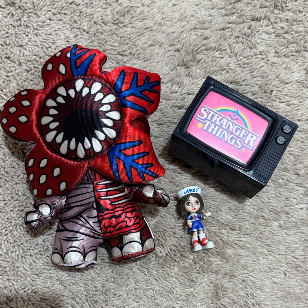 Stranger Things Demogorgon Plush & Mini TV Set - Red Multi